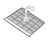 먼지거름필터 청소 수돗물로 먼지거름필터를 청소하는 이미지